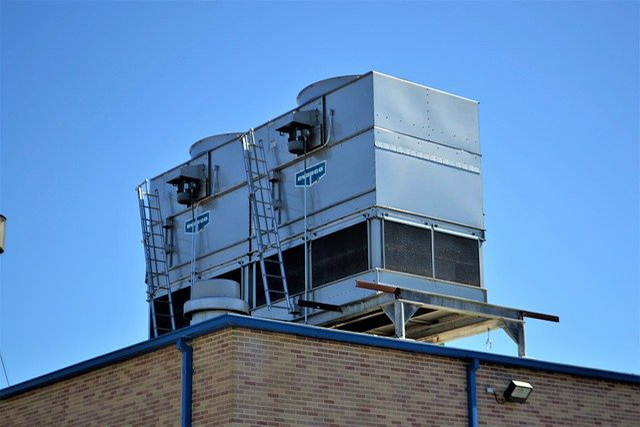 Outdoor packaged HVAC equipment